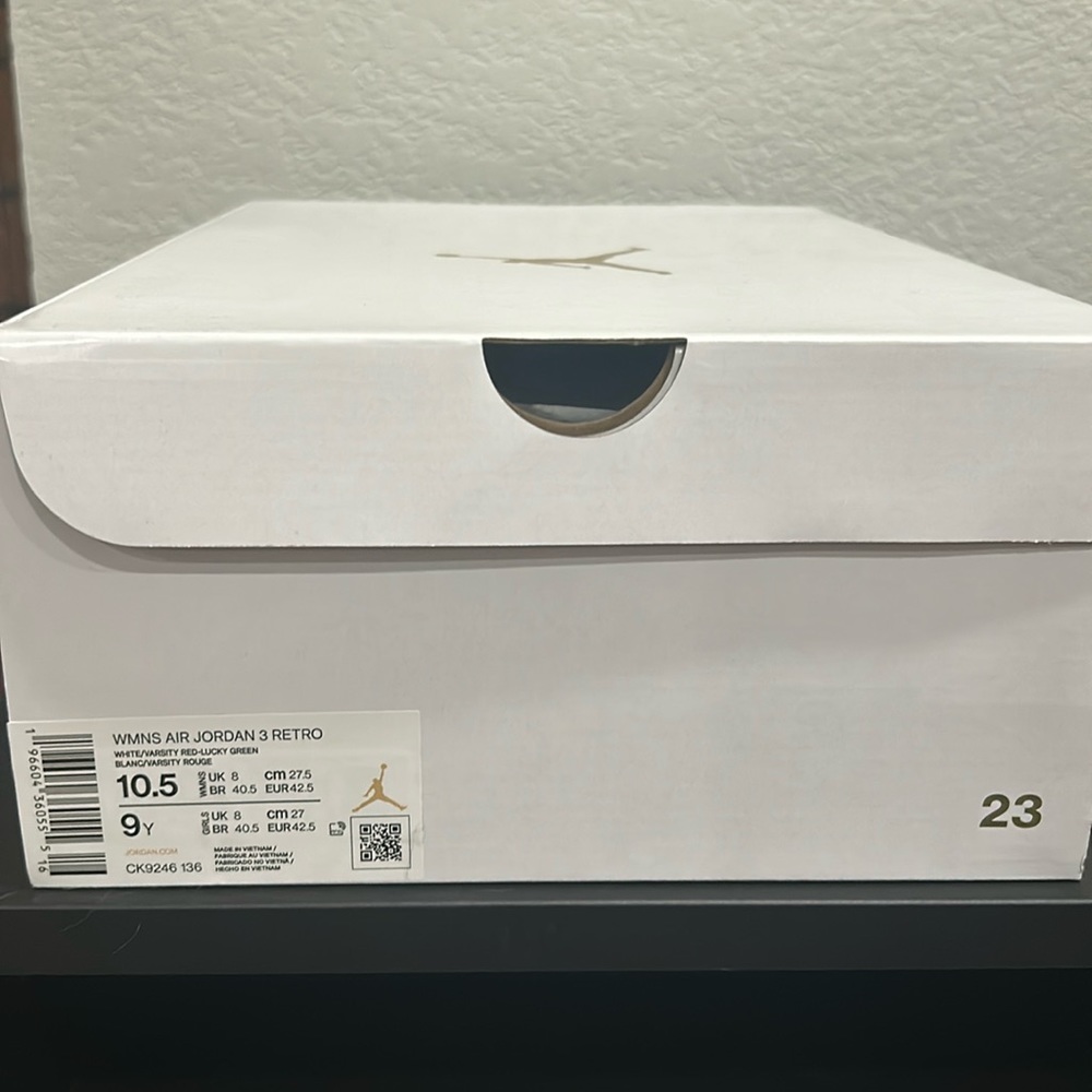Air Jordan 3 “Lucky Green” WMNS size 10.5.